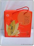 This gift includes:<br>
- a box of 4 moon cakes (260g each and each includes 2 eggs inside). <br><br>

Cake Fillings are available in Lotus, Green beans, Coconut, Mixed <br><br> - Please specify your preference